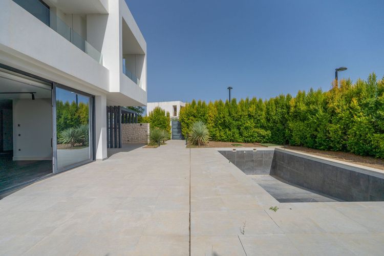 House | Resale in Estepona in Estepona, Costa del Sol - Photo 4