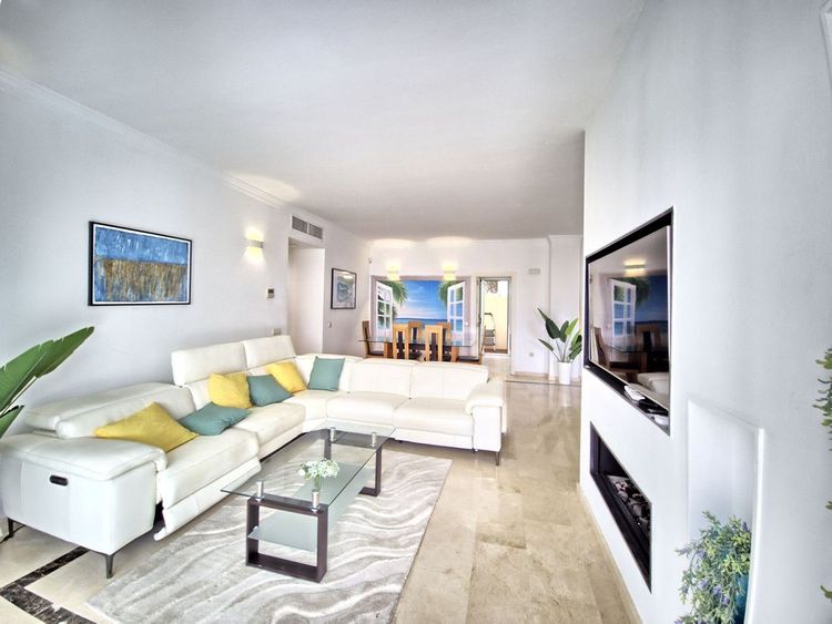 Apartment | Resale in Cabopino in Cabopino, Costa del Sol - Photo 2