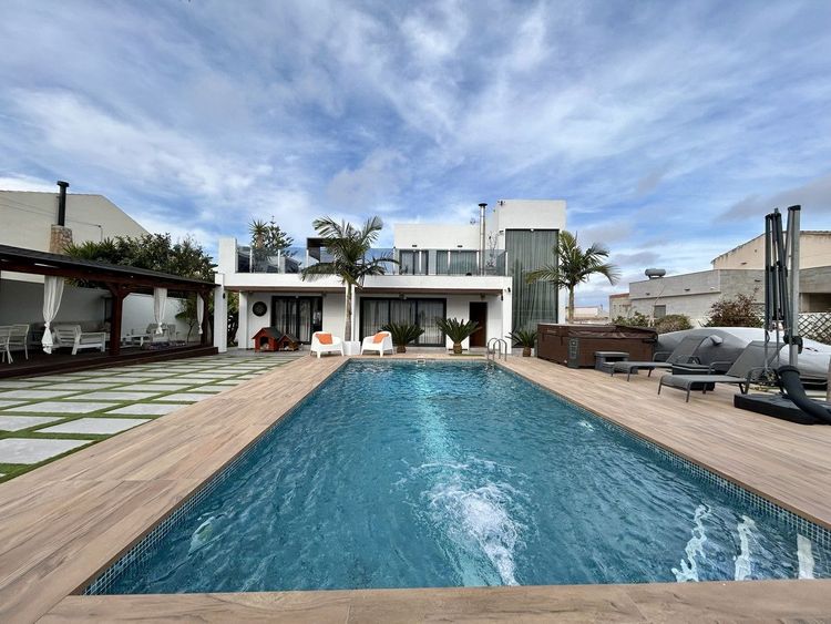 House | Resale in Los Balcones in Los Balcones, Costa Blanca - Photo 3