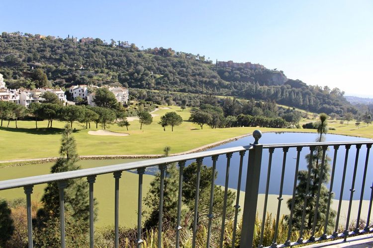 House | Resale in Los Arqueros in Los Arqueros, Costa del Sol - Photo 4