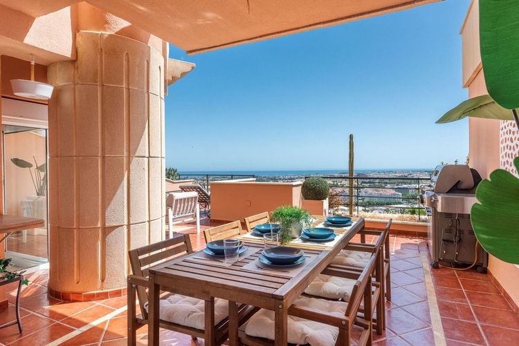 Apartment | Resale in Nueva Andalucía in Nueva Andalucía Others, Costa del Sol - Photo 2