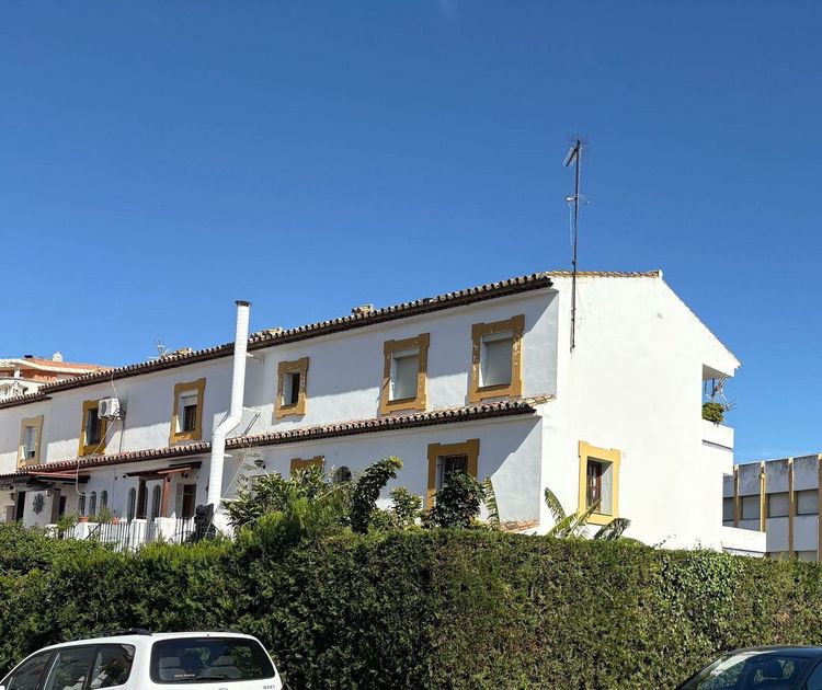 House | Resale in Estepona in Estepona, Costa del Sol - Photo 5