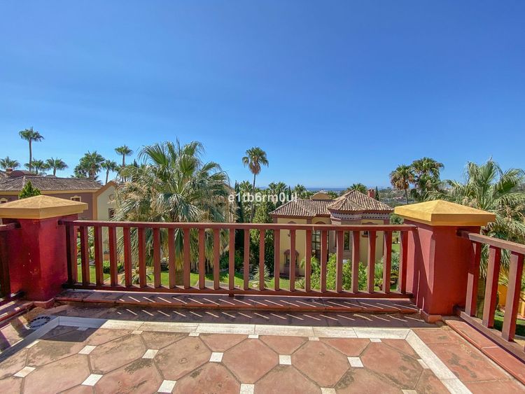 House | Resale in Nagüeles in Nagüeles, Costa del Sol - Photo 3