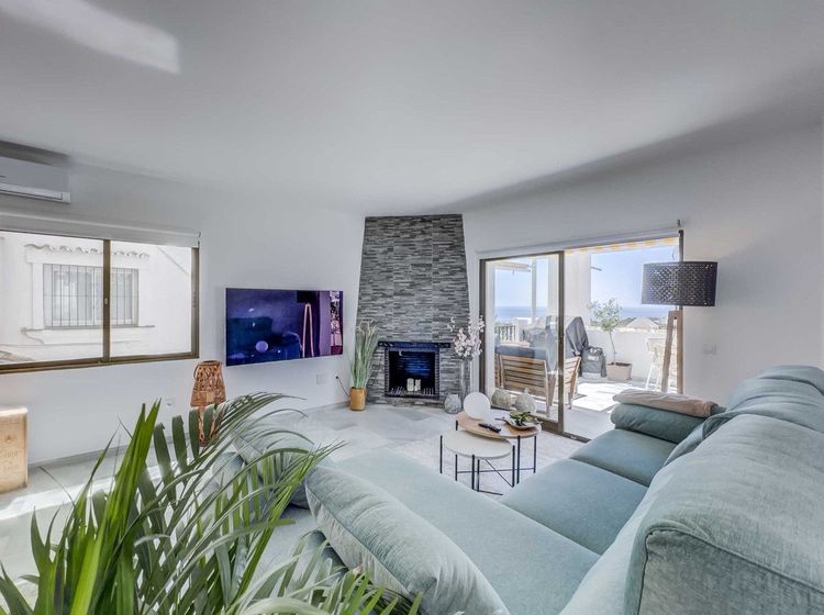 Apartment | Resale in Calahonda in Calahonda, Costa del Sol - Photo 2