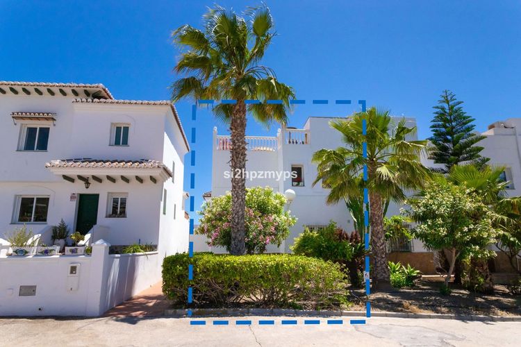 House | Resale in Torrox in Torrox, Costa del Sol - Photo 4