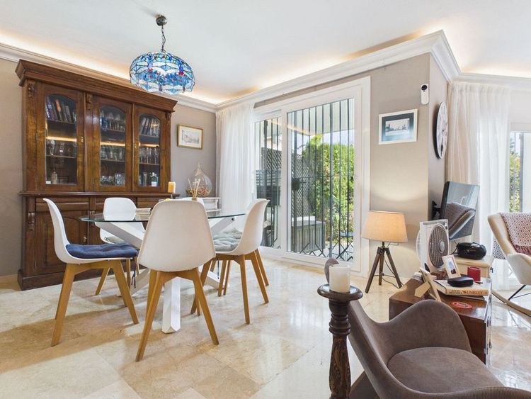 House | Resale in Selwo in Selwo, Selwo - La Concha-Resina Golf, Costa del Sol - Photo 5