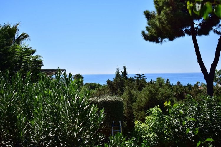 House | Resale in Marbesa in Marbesa, Costa del Sol - Photo 2