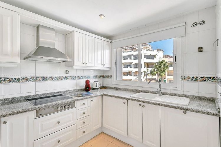Apartment | Resale in Marbella in Marbella Others, Costa del Sol - Photo 5