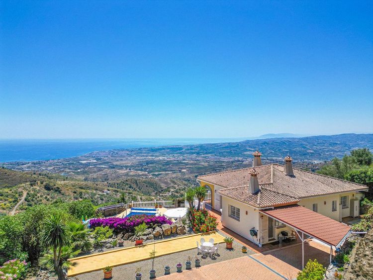 House | Resale in Arenas in Arenas, Costa del Sol - Photo 3