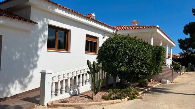House | Resale in La Nucia in La Nucia, Costa Blanca - Photo 2
