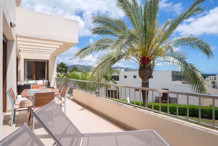 Apartment | Resale in Altos de los Monteros in Altos de los Monteros, Costa del Sol - Photo 2