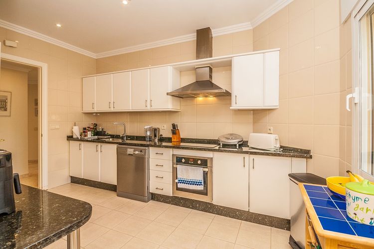 Apartment | Resale in Elviria in Elviria, Costa del Sol - Photo 4