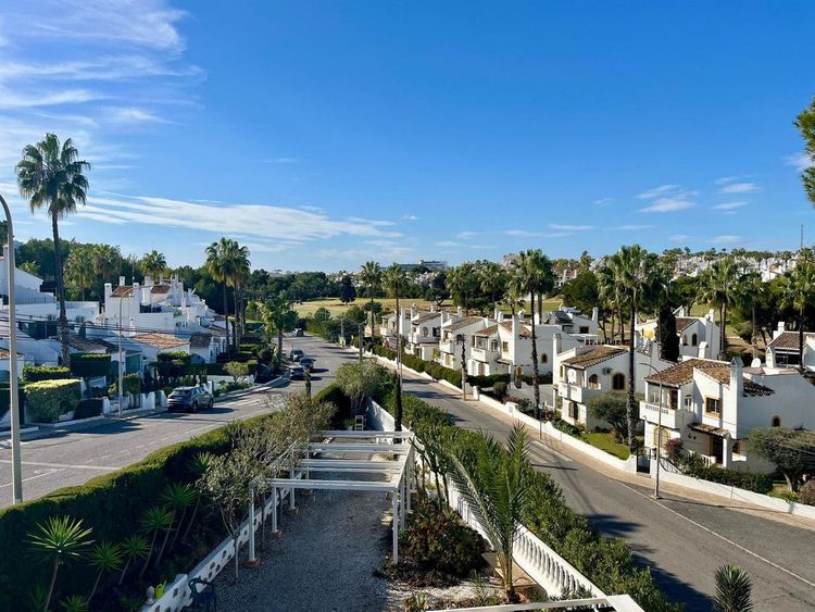 House | Resale in Villamartin in Villamartin, Costa Blanca - Photo 5