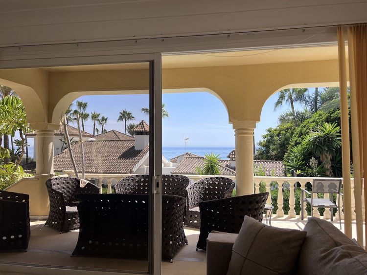 House | Resale in Bahía de Marbella in Bahía de Marbella, Costa del Sol - Photo 2