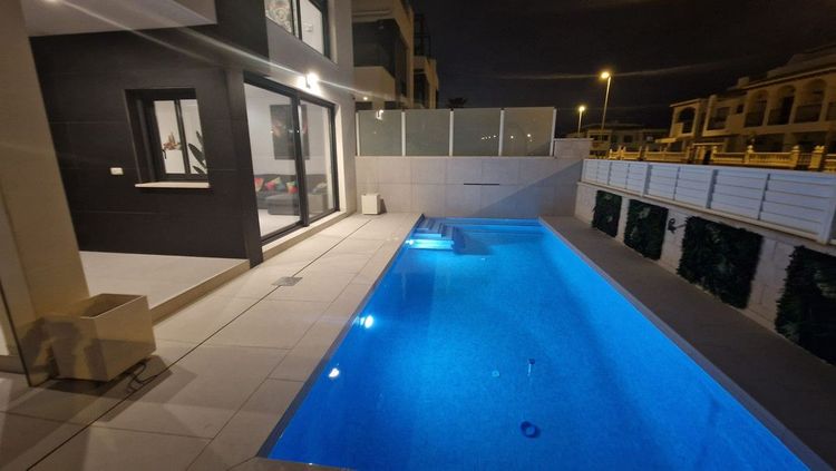 House | Resale in Punta Prima in Punta Prima, Costa Blanca - Photo 5