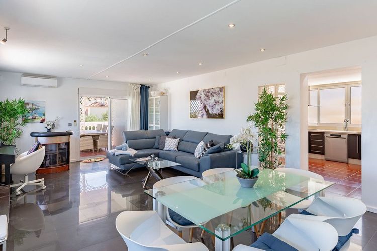 Penthouse | Resale in La Carihuela in La Carihuela, Costa del Sol - Photo 3