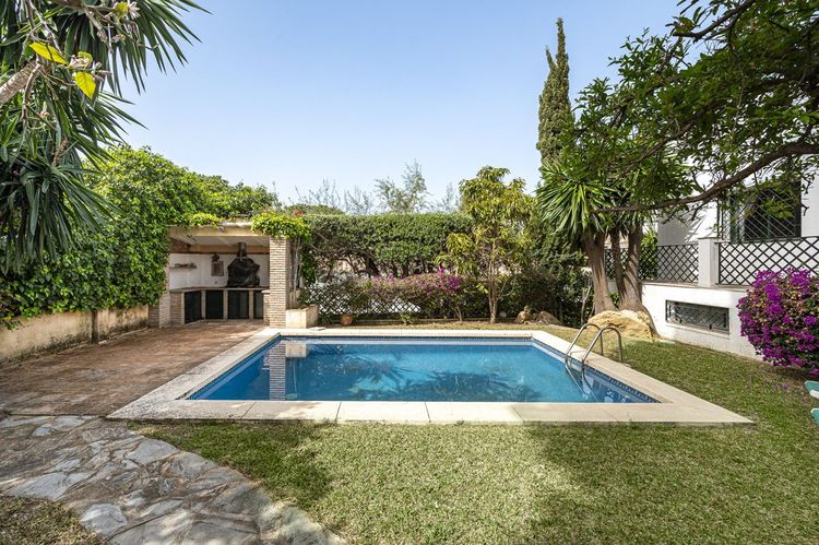 House | Resale in Nagüeles in Nagüeles, Costa del Sol - Photo 2