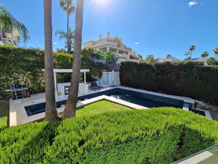 House | Resale in Nueva Andalucía in Nueva Andalucía Others, Costa del Sol - Photo 4