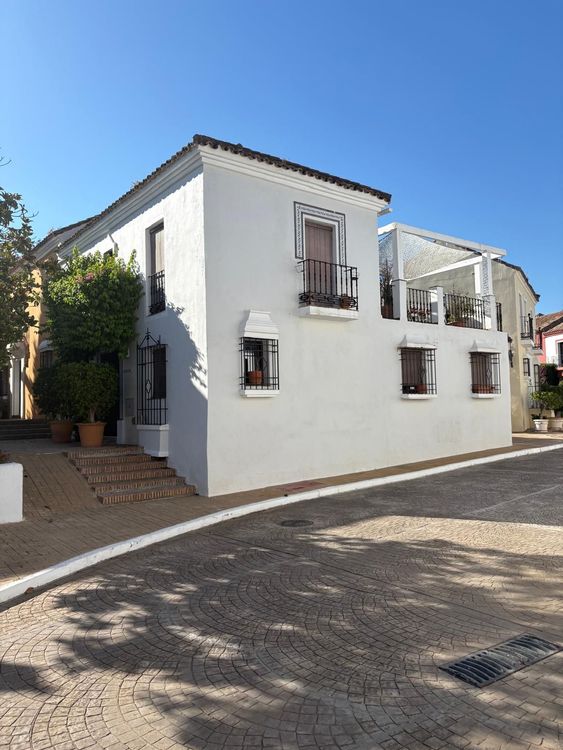 House | Resale in Guadalmina Baja in Guadalmina Baja, Costa del Sol - Photo 2