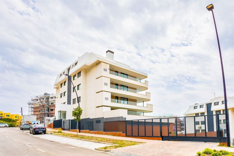 Apartment | Resale in El Higueron in El Higueron, Costa del Sol - Photo 2