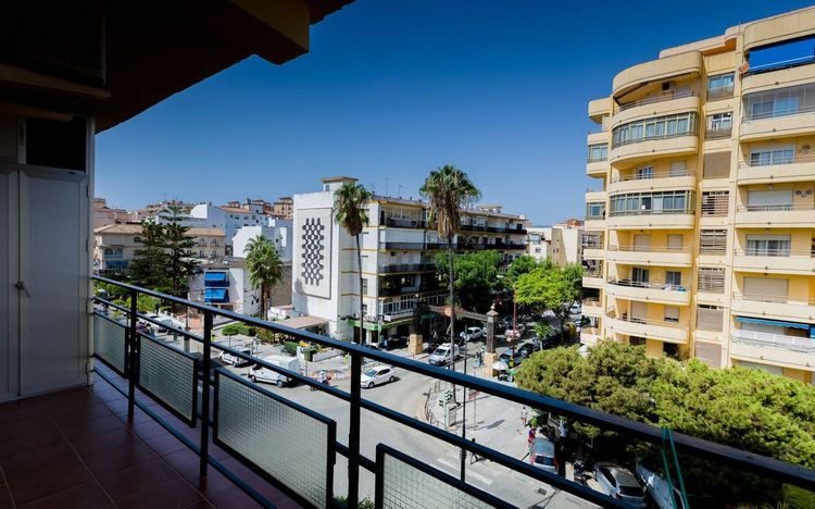 Apartment | Resale in Fuengirola in Fuengirola Others, Costa del Sol - Photo 2
