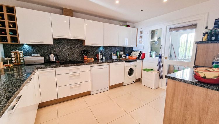 Apartment | Resale in La Duquesa in La Duquesa, Manilva, Costa del Sol - Photo 3