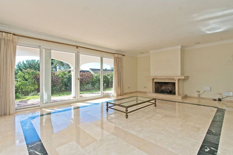 House | Resale in Los Monteros in Los Monteros, Costa del Sol - Photo 4