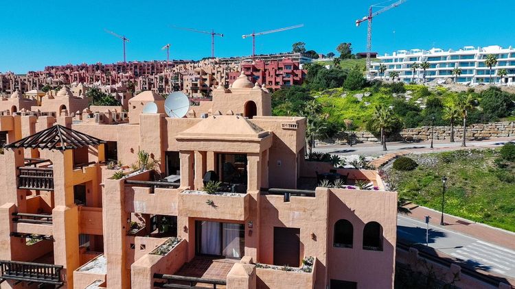 Penthouse | Resale in La Duquesa in La Duquesa, Costa del Sol - Photo 2