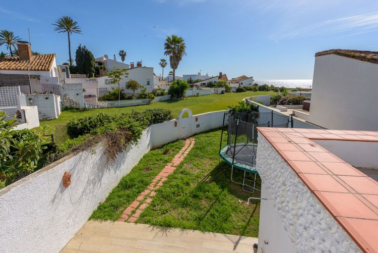 House | Resale in Estepona in Estepona, Costa del Sol - Photo 3
