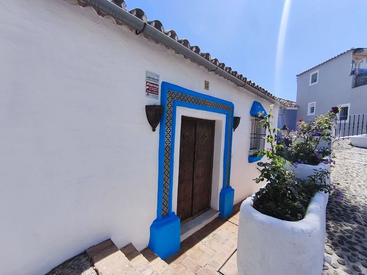 House | Resale in El Madroñal in El Madroñal, Costa del Sol - Photo 4