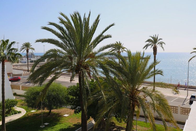 Apartment | Resale in Caleta de Vélez in Caleta de Vélez, Costa del Sol - Photo 4