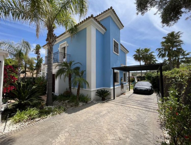 House | Resale in La Duquesa in La Duquesa, Costa del Sol - Photo 3