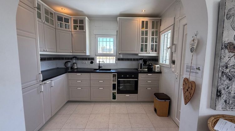 House | Resale in Torrevieja in Torrevieja, Costa Blanca - Photo 2