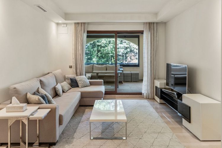 Apartment | Resale in Puerto Banús in Puerto Banús, Nueva Andalucía, Costa del Sol - Photo 2