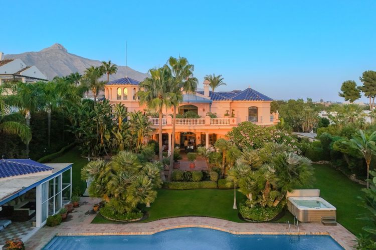 House | Resale in Nueva Andalucía in Nueva Andalucía Others, Costa del Sol - Photo 4