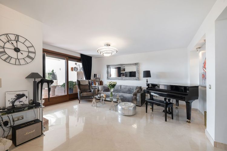 House | Resale in Benahavís in Benahavís Others, Costa del Sol - Photo 2