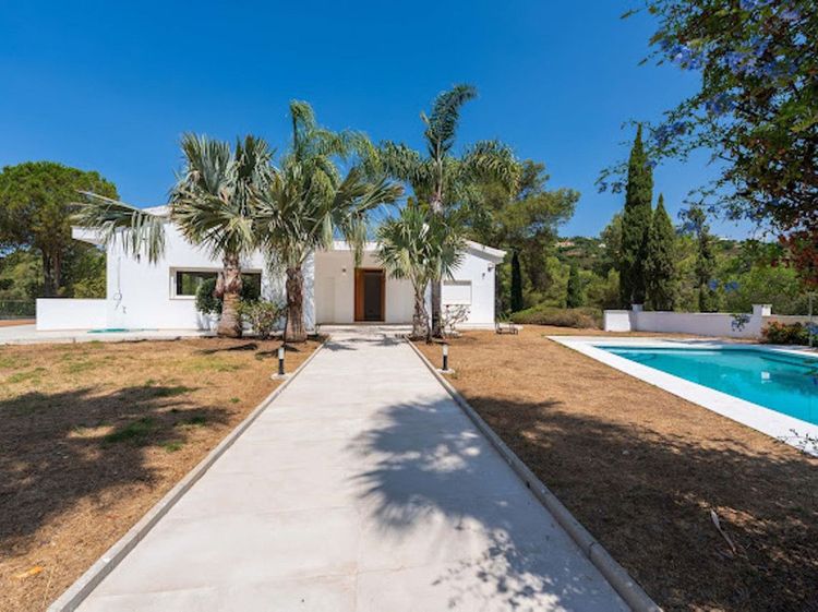 House | Resale in El Madroñal in El Madroñal, Costa del Sol - Photo 2