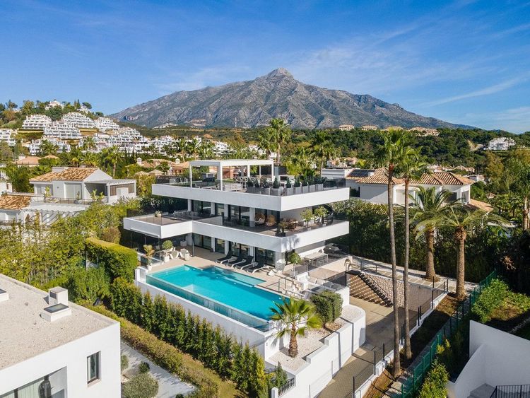 House | Resale in Marbella in Marbella Others, Costa del Sol - Photo 2