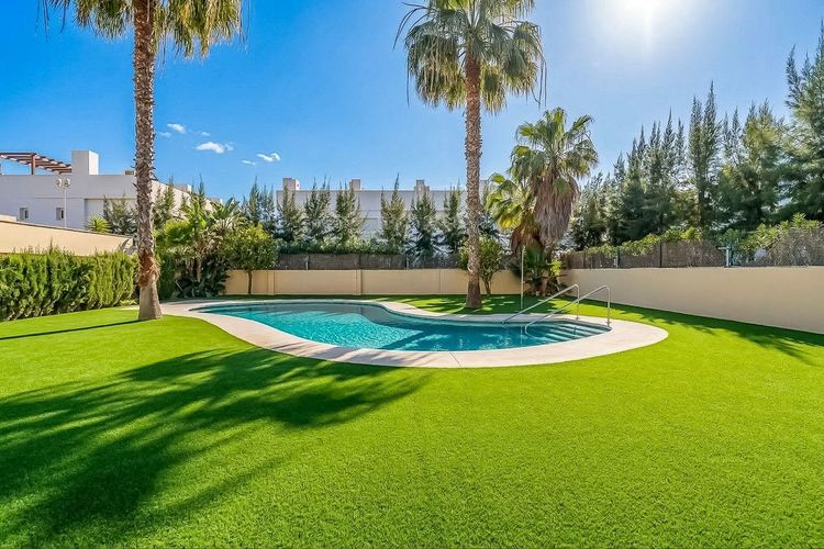 House | Resale in Calahonda in Calahonda, Costa del Sol - Photo 3