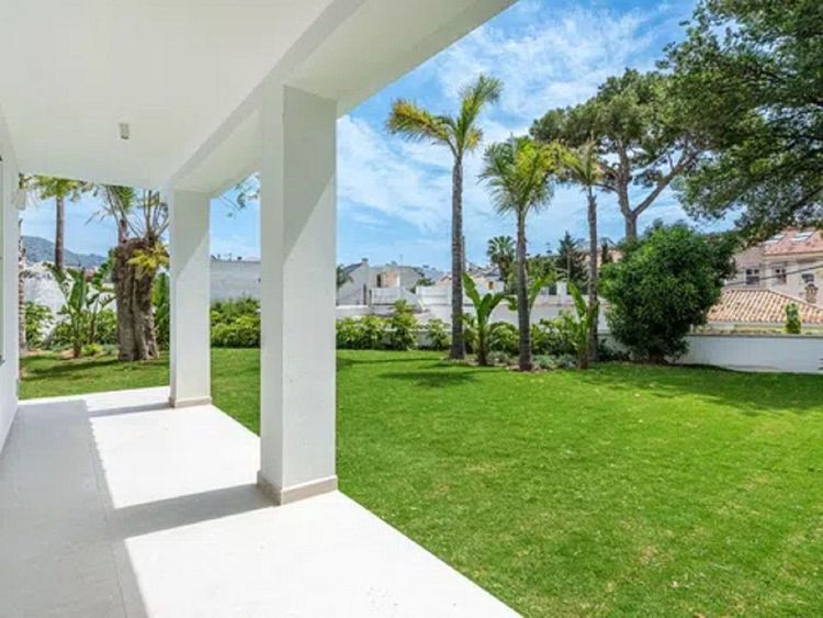 House | Resale in Los Boliches in Los Boliches, Costa del Sol - Photo 2