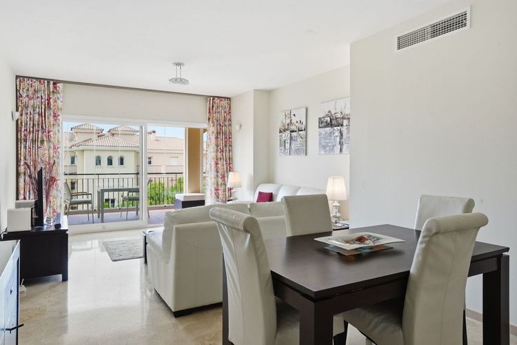 Apartment | Resale in El Chaparral in El Chaparral, Costa del Sol - Photo 5