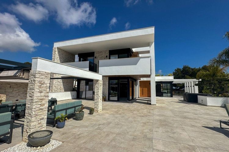 House | Resale in Villamartin in Villamartin, Costa Blanca - Photo 2