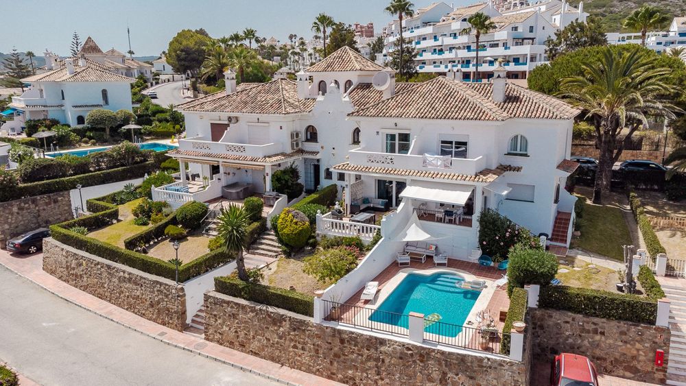 House | Resale in La Duquesa in La Duquesa, Costa del Sol - Main property photo