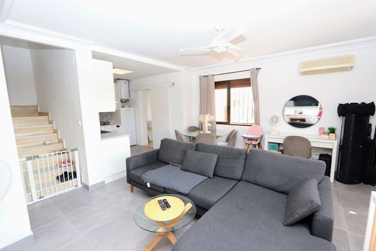 House | Resale in Villamartin in Villamartin, Costa Blanca - Photo 4