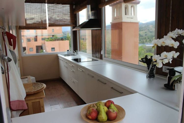 Penthouse | Resale in Elviria in Elviria, Costa del Sol - Photo 4