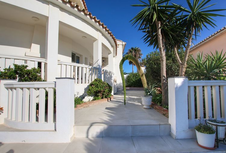 House | Resale in El Chaparral in El Chaparral, Costa del Sol - Photo 4