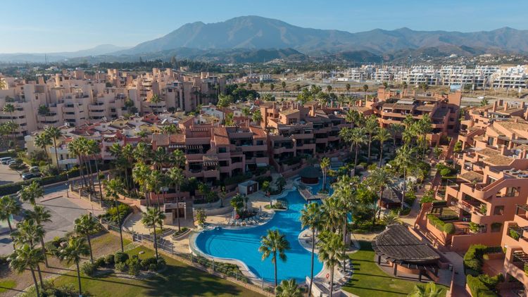 Penthouse | Resale in Estepona in Estepona, Costa del Sol - Photo 2