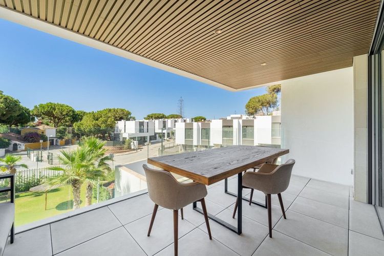 Apartment | Resale in Elviria in Elviria, Costa del Sol - Photo 2