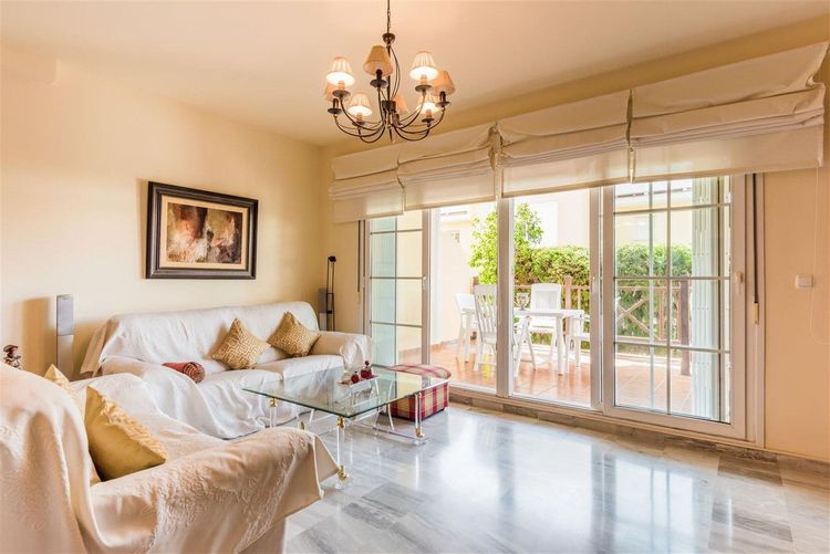 Apartment | Resale in Cabopino in Cabopino, Costa del Sol - Photo 4