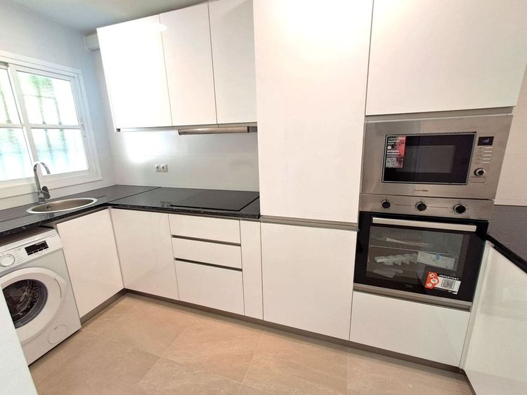 Apartment | Resale in Benalmadena Costa in Benalmadena Costa, Costa del Sol - Photo 2
